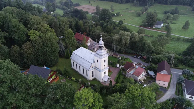 Kościół Matki Bożej Częstochowskiej w Trzcińsku z lotu ptaka